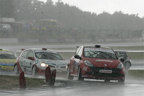 Der kom kraftig regn under det sidste af søndagens to løb i Tegee-Dan Clio Cup